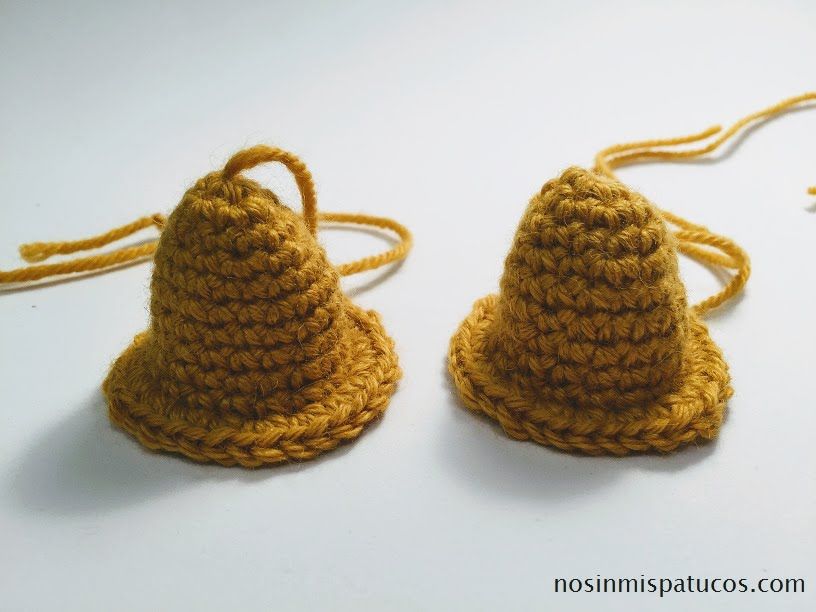 tejido a mano Campanas de Navidad tejidas a crochet.